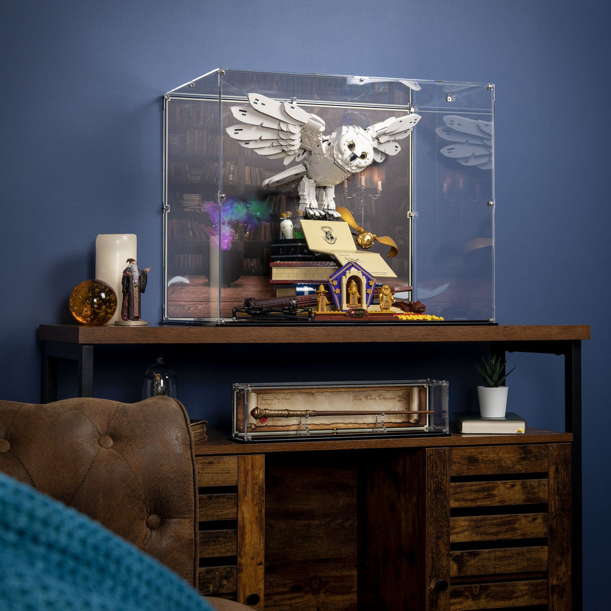 LEGO 76391 Hogwarts Icons Collectors' Edition in the acrylic display case, display view 3