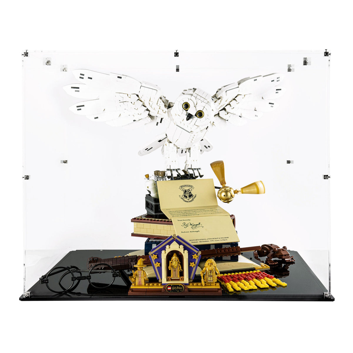 LEGO 76391 Hogwarts Icons Collectors' Edition in the acrylic display case, display view 8