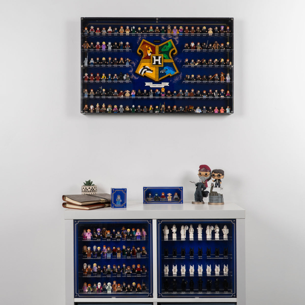 LEGO 76462 Hogwarts House Crest & 123 Minifigures in the acrylic wall mounted display case, display view 3