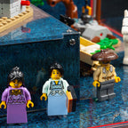 Raised platform corner and minifigure display area inside the Ancient Moon-Gazing Inn 80121 case.