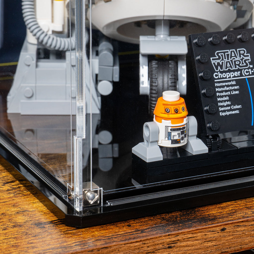 LEGO Chopper C1-10P Astromech Droid 75416: close view of the display case construction or display arrangement.