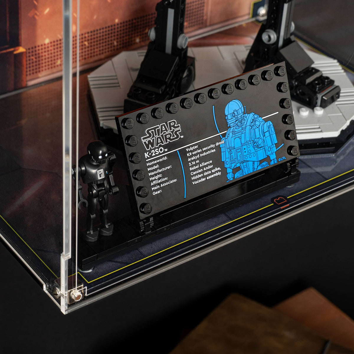 LEGO K-2SO 75434: close view of the wall-mounted display case construction or display arrangement.
