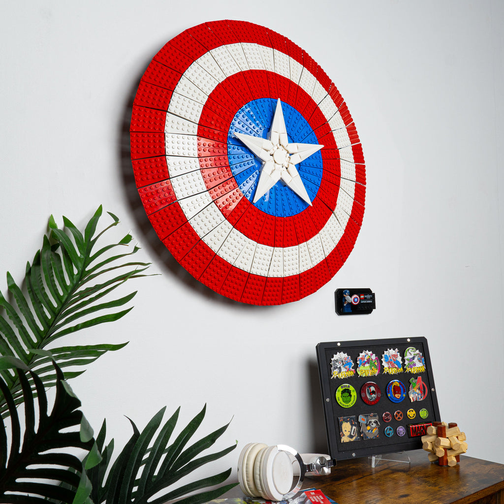 LEGO Captain America's Shield 76262: model and wall display stand shown together.