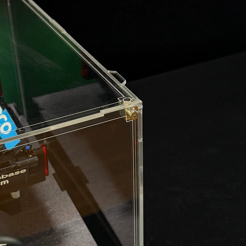 Angled acrylic display case for LEGO Aston Martin AMR25 (42240), acrylic corner detail